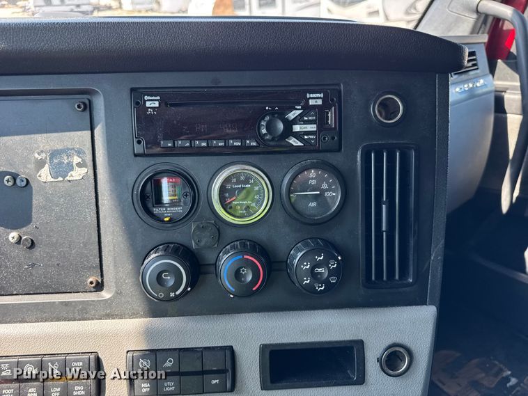 image for item YA0787 2019 Freightliner Cascadia semi truck