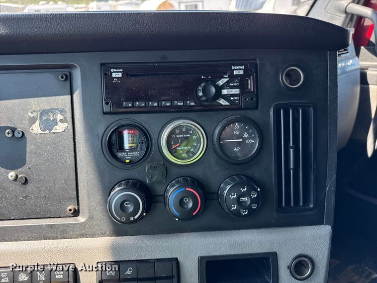 image for item YA0787 2019 Freightliner Cascadia semi truck