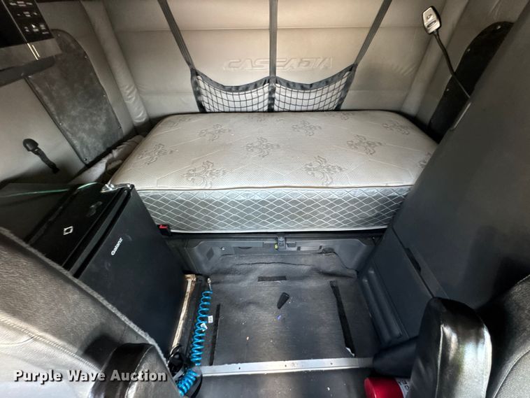 image for item YA0787 2019 Freightliner Cascadia semi truck