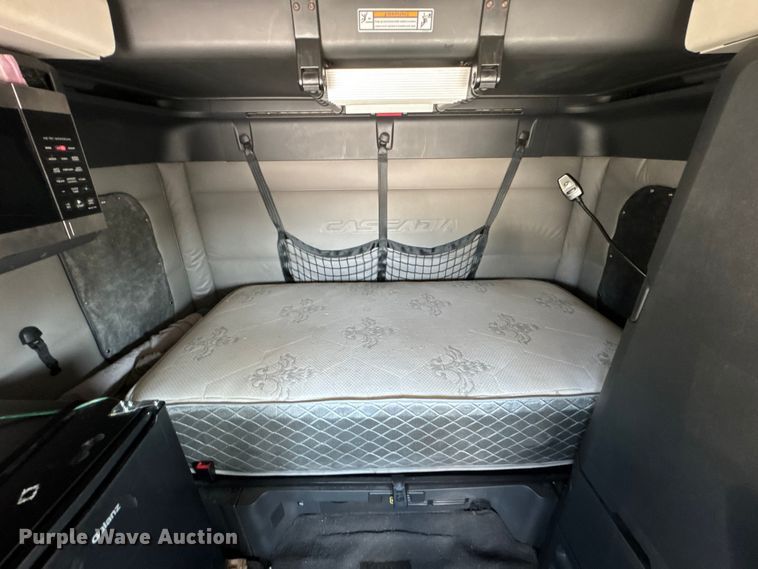 image for item YA0787 2019 Freightliner Cascadia semi truck