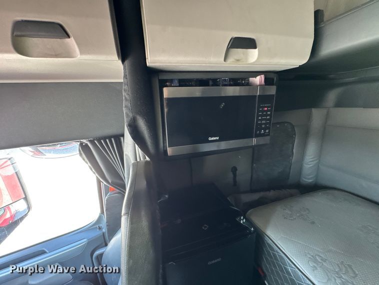 image for item YA0787 2019 Freightliner Cascadia semi truck