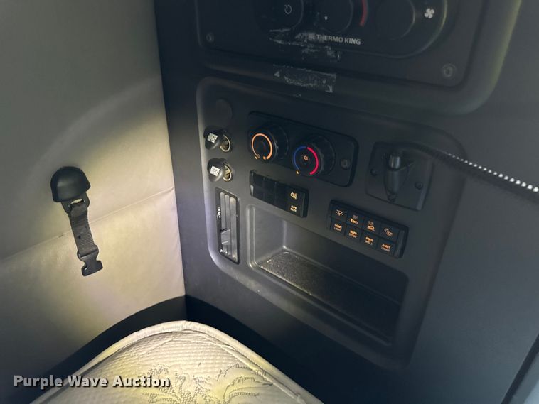 image for item YA0787 2019 Freightliner Cascadia semi truck