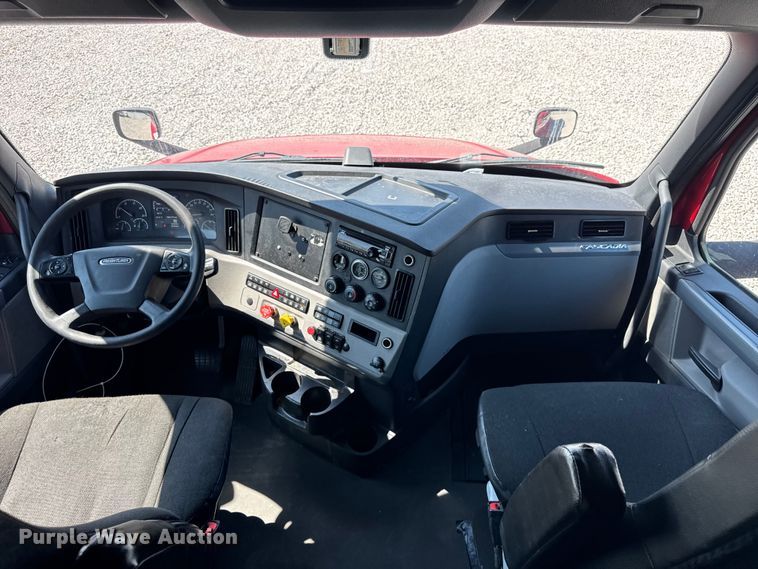 image for item YA0787 2019 Freightliner Cascadia semi truck