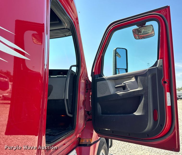 image for item YA0787 2019 Freightliner Cascadia semi truck