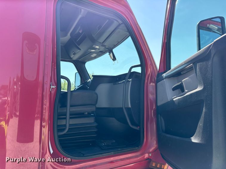 image for item YA0787 2019 Freightliner Cascadia semi truck