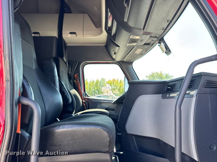 image for item YA0787 2019 Freightliner Cascadia semi truck