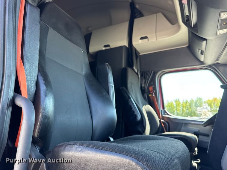 image for item YA0787 2019 Freightliner Cascadia semi truck