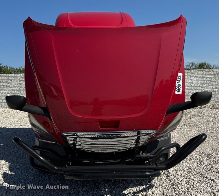 image for item YA0787 2019 Freightliner Cascadia semi truck