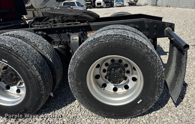 image for item YA0787 2019 Freightliner Cascadia semi truck