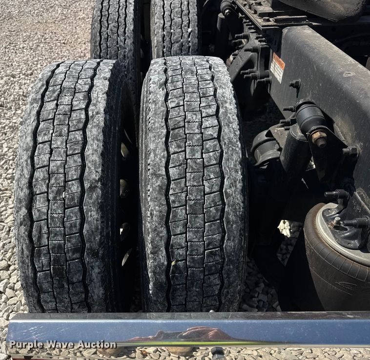 image for item YA0787 2019 Freightliner Cascadia semi truck