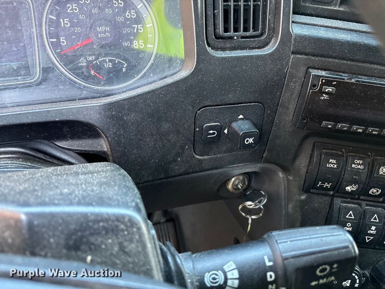 image for item YA0792 2019 International LT625 semi truck