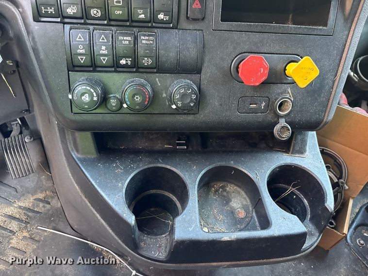 image for item YA0792 2019 International LT625 semi truck