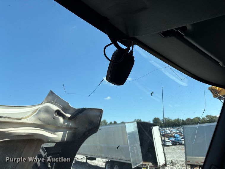 image for item YA0792 2019 International LT625 semi truck