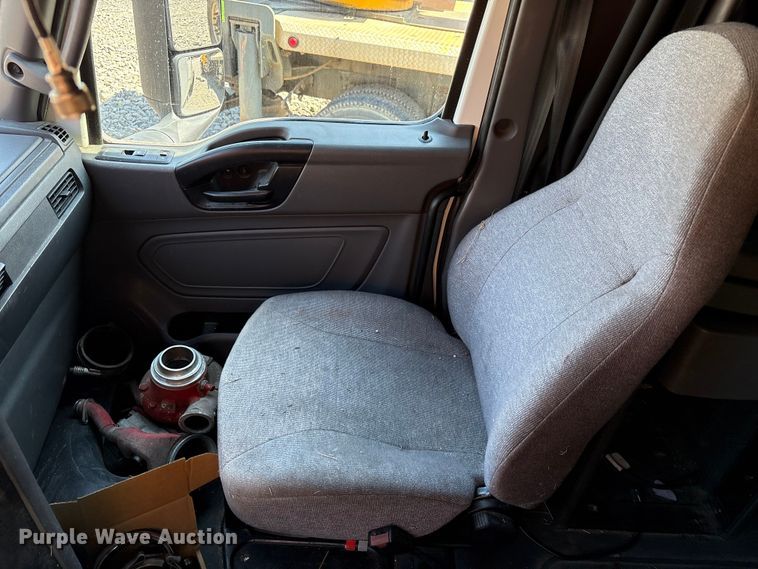 image for item YA0792 2019 International LT625 semi truck