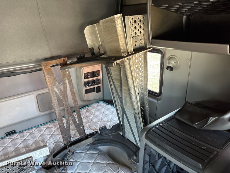 image for item YA0792 2019 International LT625 semi truck