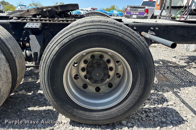 image for item YA0792 2019 International LT625 semi truck