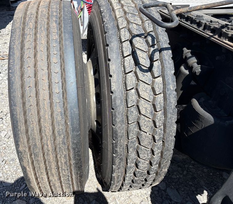 image for item YA0792 2019 International LT625 semi truck