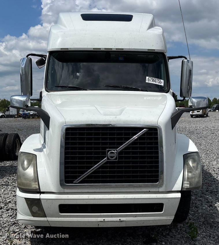 image for item YA0856 2017 Volvo VNL semi truck