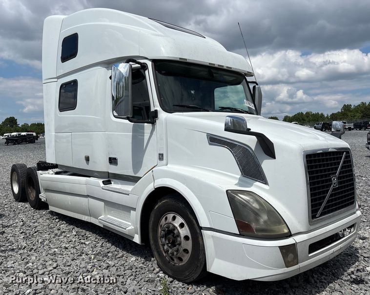 image for item YA0856 2017 Volvo VNL semi truck