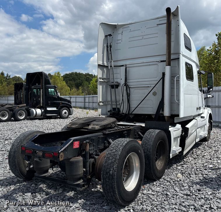 image for item YA0856 2017 Volvo VNL semi truck