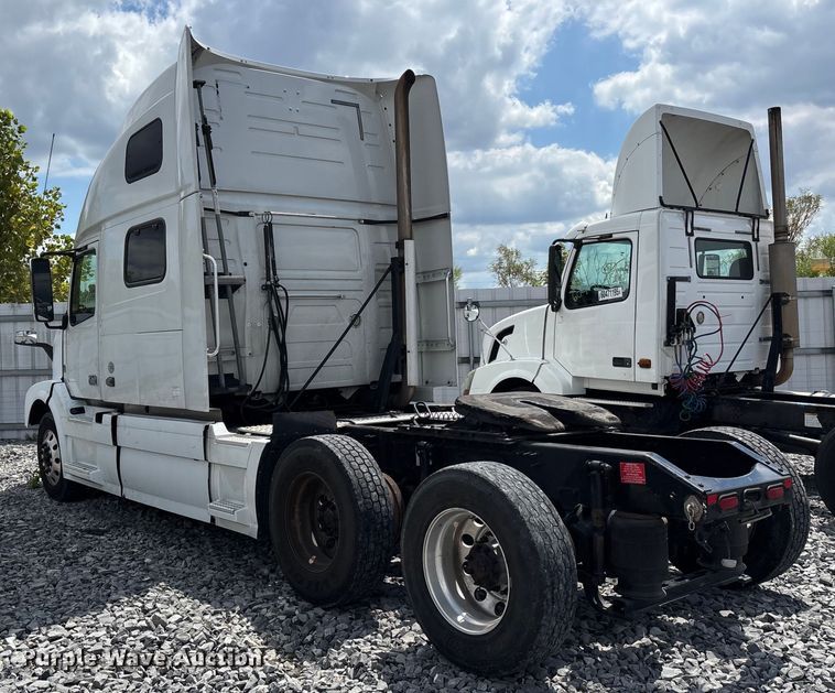 image for item YA0856 2017 Volvo VNL semi truck