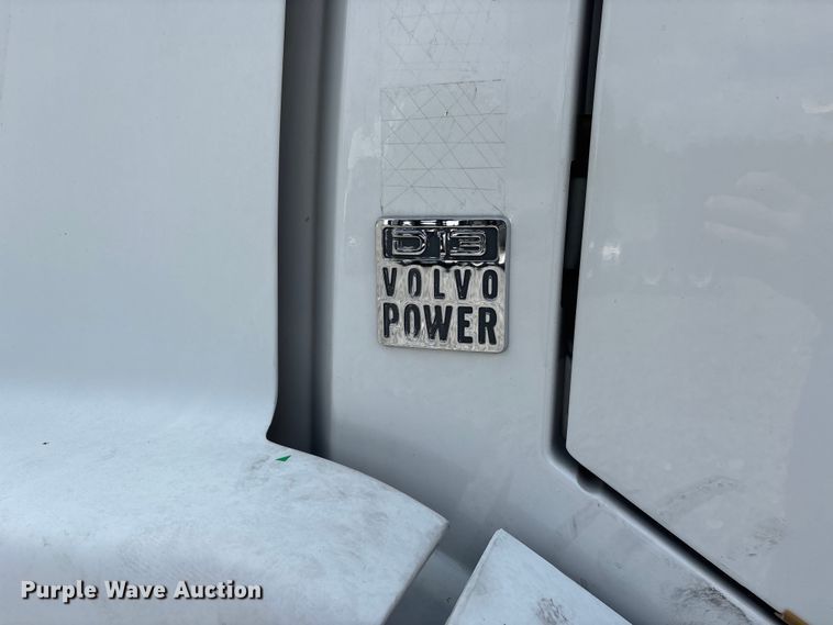 image for item YA0856 2017 Volvo VNL semi truck