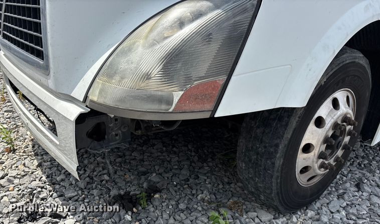 image for item YA0856 2017 Volvo VNL semi truck