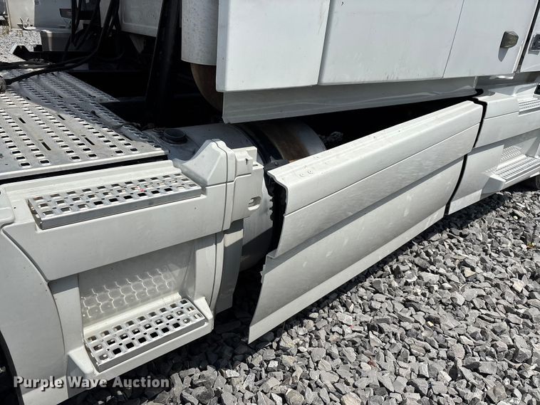image for item YA0856 2017 Volvo VNL semi truck