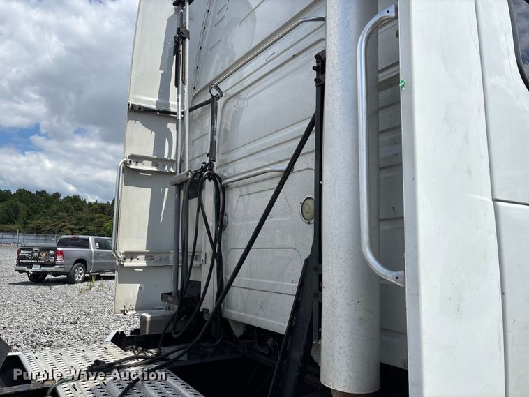 image for item YA0856 2017 Volvo VNL semi truck