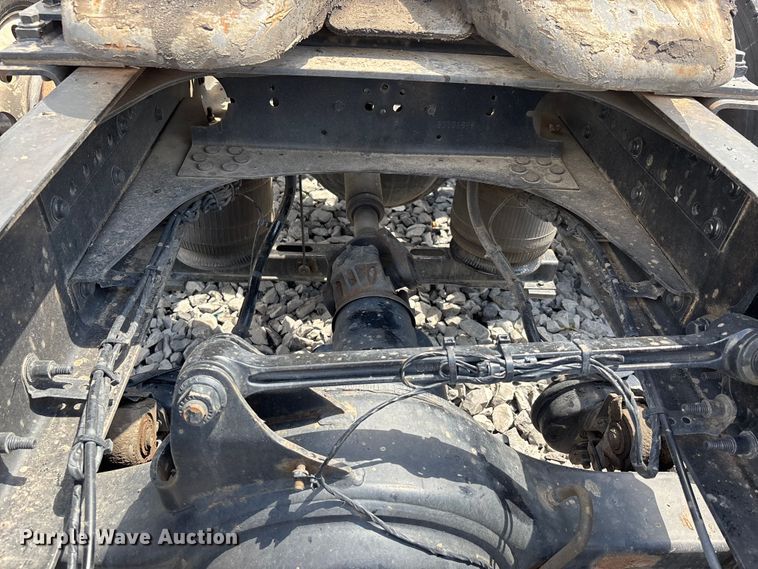 image for item YA0856 2017 Volvo VNL semi truck