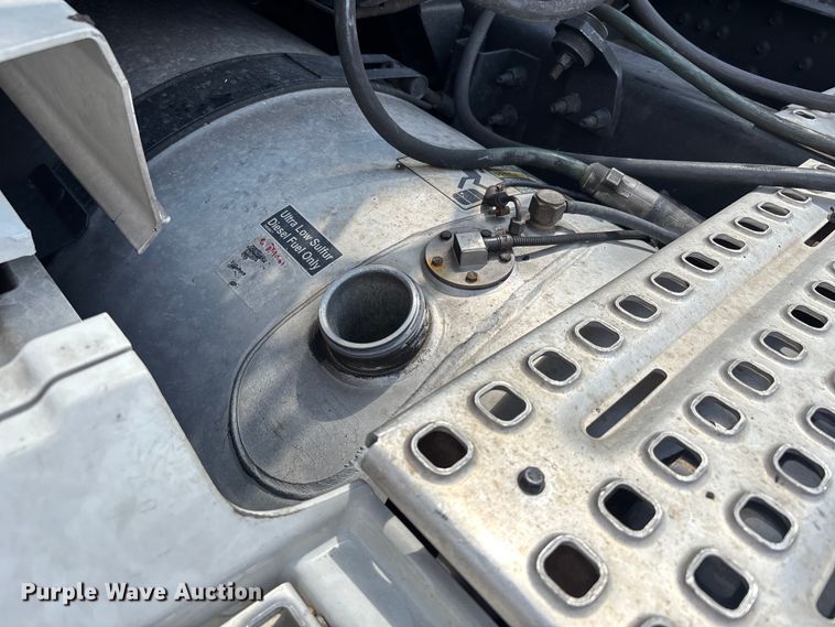 image for item YA0856 2017 Volvo VNL semi truck