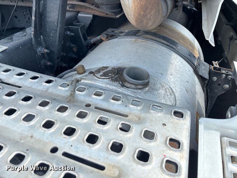 image for item YA0856 2017 Volvo VNL semi truck