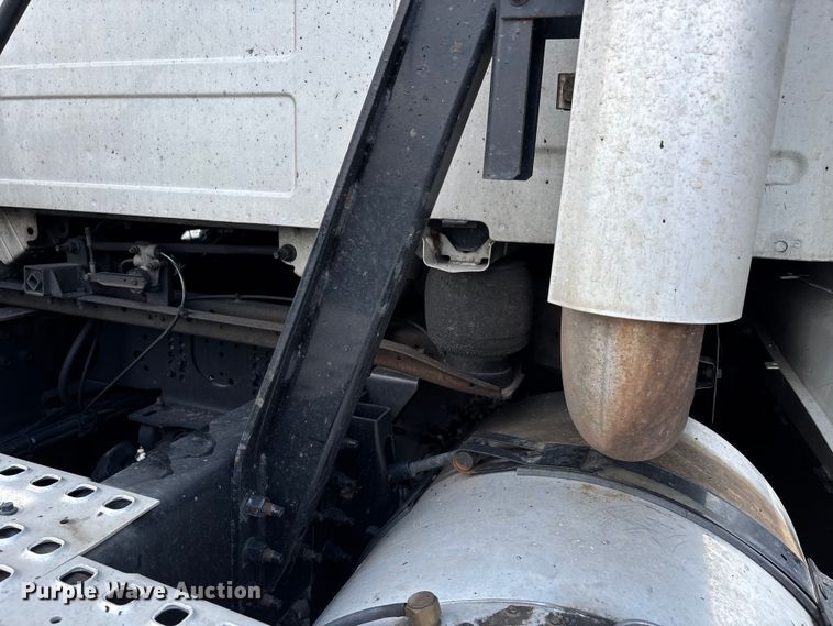 image for item YA0856 2017 Volvo VNL semi truck