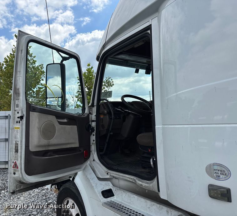 image for item YA0856 2017 Volvo VNL semi truck