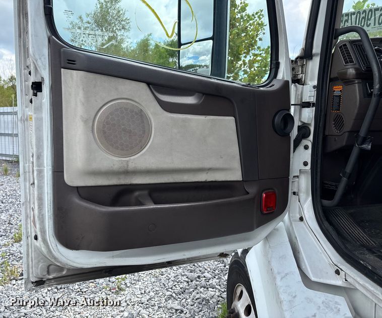 image for item YA0856 2017 Volvo VNL semi truck