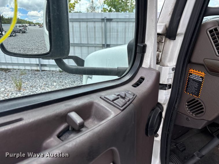 image for item YA0856 2017 Volvo VNL semi truck