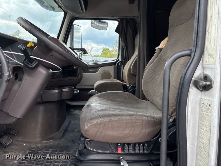 image for item YA0856 2017 Volvo VNL semi truck