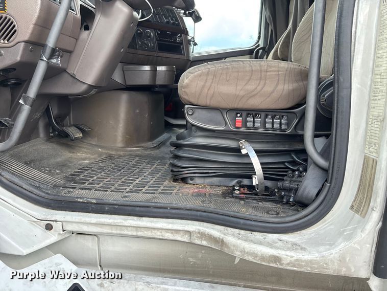 image for item YA0856 2017 Volvo VNL semi truck