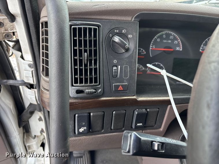 image for item YA0856 2017 Volvo VNL semi truck