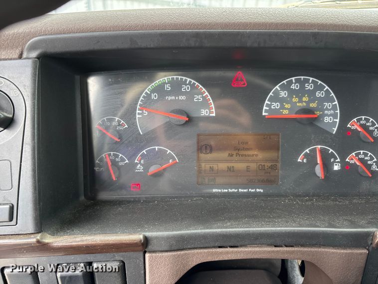 image for item YA0856 2017 Volvo VNL semi truck