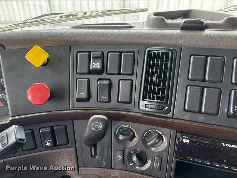 image for item YA0856 2017 Volvo VNL semi truck