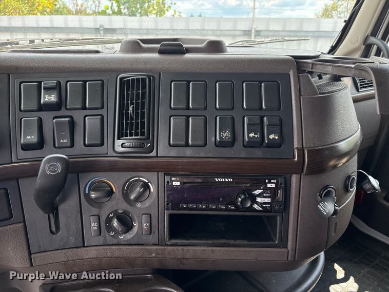 image for item YA0856 2017 Volvo VNL semi truck