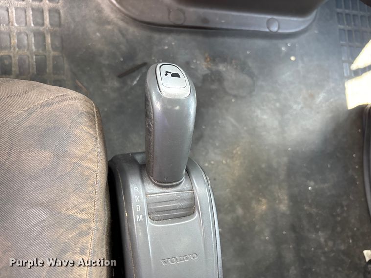 image for item YA0856 2017 Volvo VNL semi truck