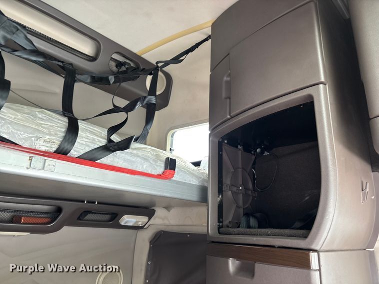 image for item YA0856 2017 Volvo VNL semi truck