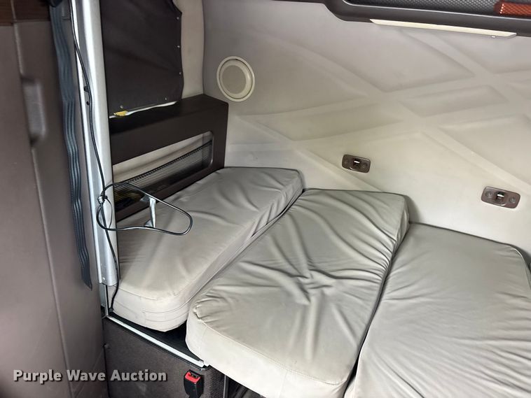 image for item YA0856 2017 Volvo VNL semi truck