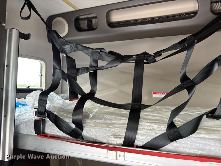 image for item YA0856 2017 Volvo VNL semi truck