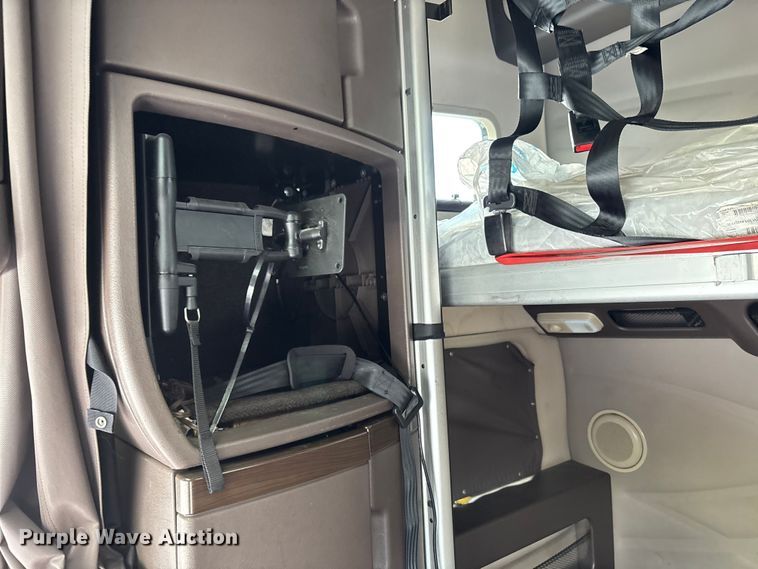 image for item YA0856 2017 Volvo VNL semi truck