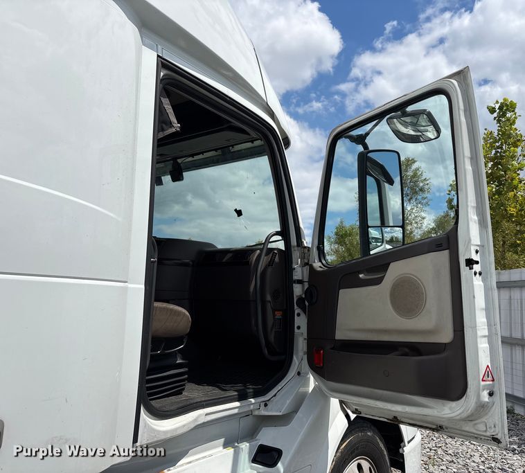 image for item YA0856 2017 Volvo VNL semi truck