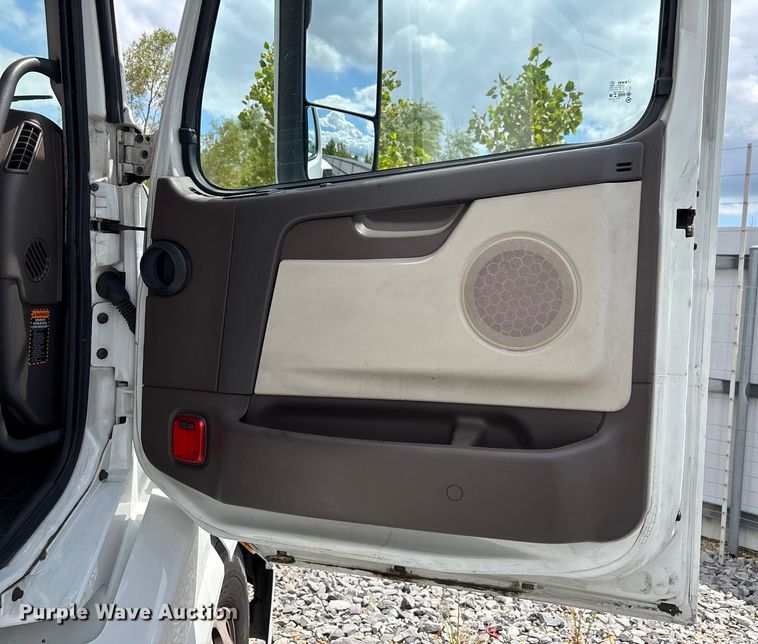 image for item YA0856 2017 Volvo VNL semi truck