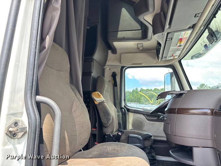 image for item YA0856 2017 Volvo VNL semi truck